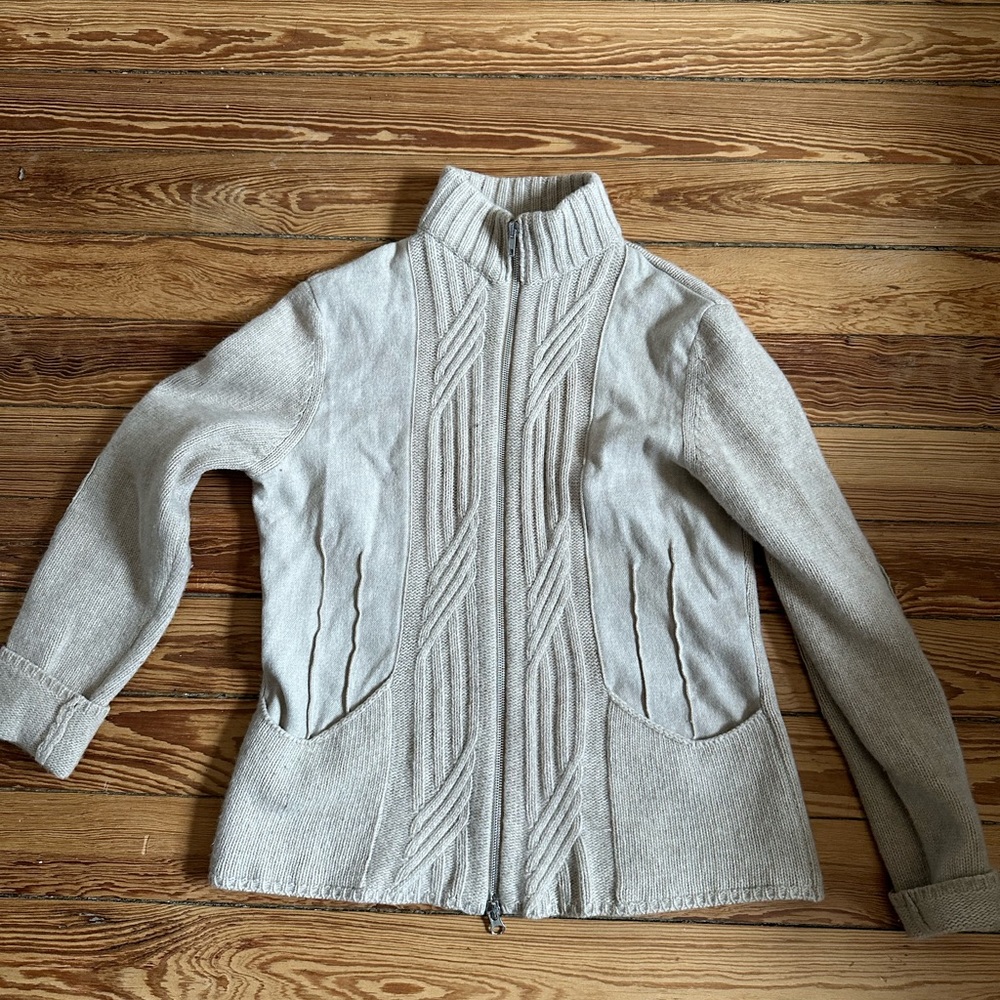 Beautiful 100% Italian wool cardigan with pockets